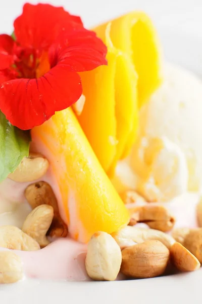 Helado de mango con nueces y flores —  Fotos de Stock