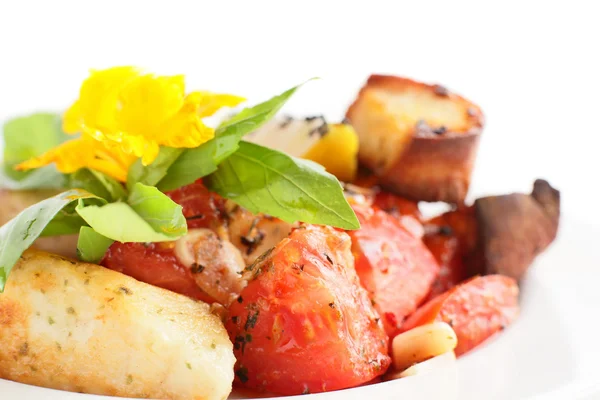 Légumes grillés avec des fleurs sur assiette blanche — Photo