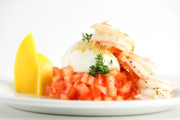 Tasty shrimps with lemon on white dish — Stock Photo, Image