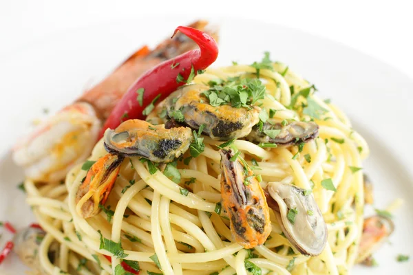 Italienische Pasta auf weißem Hintergrund — Stockfoto