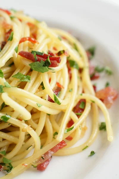 Italiaanse pasta op witte achtergrond — Stockfoto