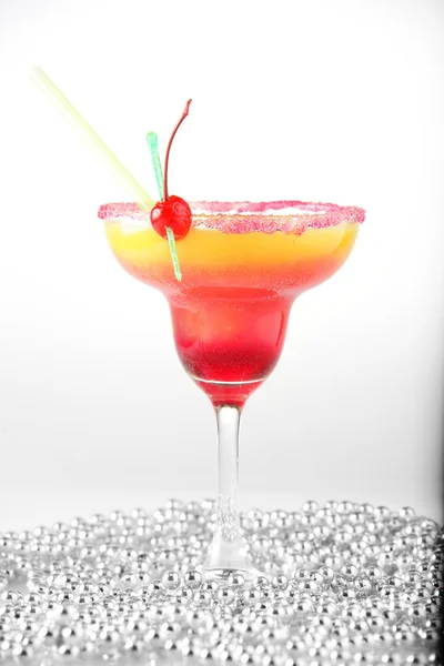 Färska och kyla cocktail på vit bakgrund — Stockfoto