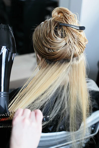 Corte de cabelo menina no salão de beleza — Fotografia de Stock