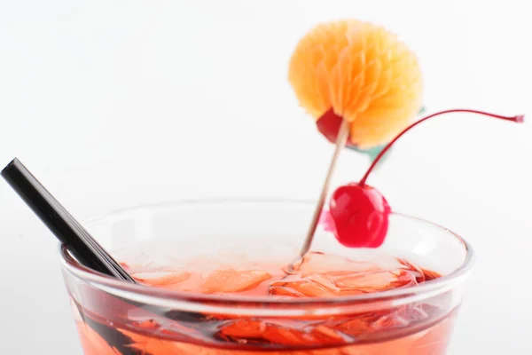Cocktail fresco e freddo su sfondo bianco — Foto Stock