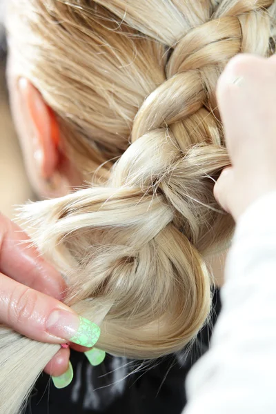 Potongan rambut gadis di salon kecantikan — Stok Foto