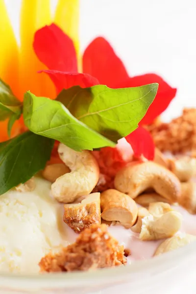 Манго мороженое с орехами и цветами — стоковое фото
