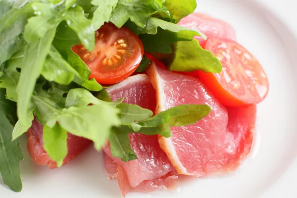 Carne sabrosa sobre fondo blanco —  Fotos de Stock