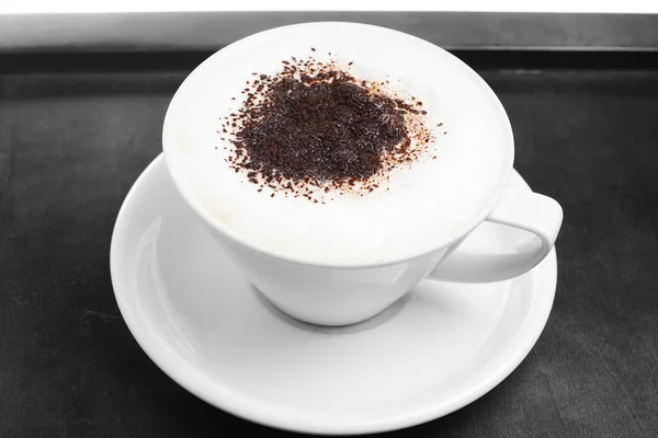 白い背景の上のカップにコーヒー — Stockfoto