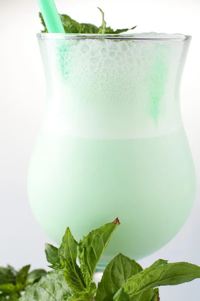 Frischer und kalter Cocktail auf weißem Hintergrund — Stockfoto