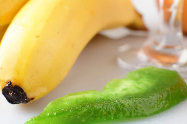 Banana amarela fresca sobre fundo branco — Fotografia de Stock