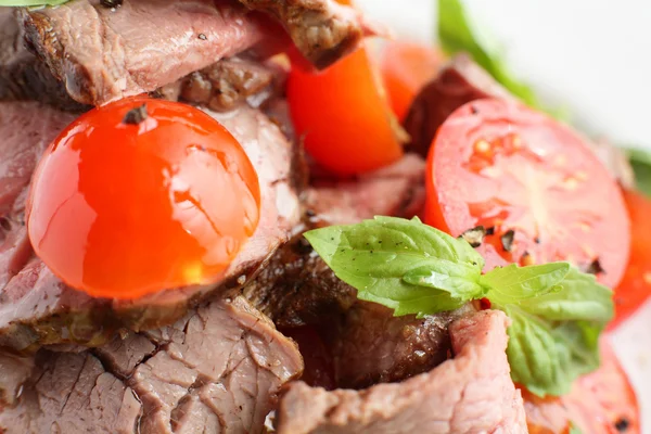 Carne sabrosa sobre fondo blanco — Foto de Stock