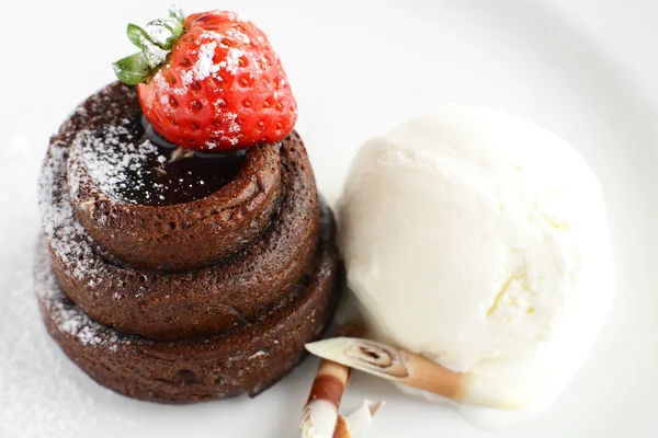 Savoureuse paix de gâteau dans un plat blanc — Photo