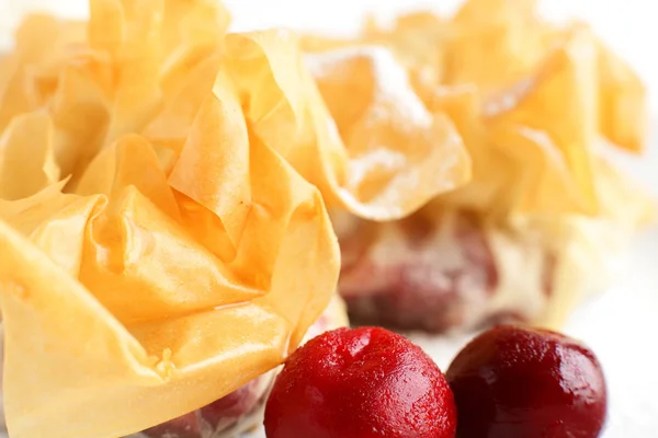 Leckere Ruhe von Kuchen in weißer Schale — Stockfoto