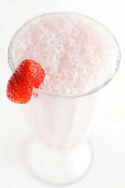 Erdbeer-Milchshake im hohen Glas — Stockfoto