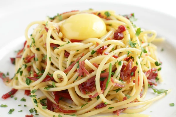 Italiaanse pasta op witte achtergrond — Stockfoto