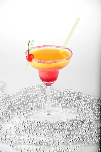 Свежий и холодный коктейль на белом фоне — стоковое фото