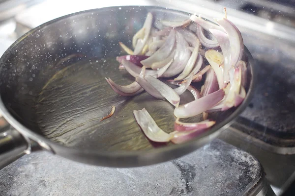 Processo di cottura su una cucina — Foto Stock