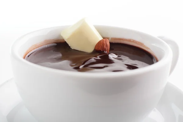 Café en una taza sobre fondo blanco — Foto de Stock