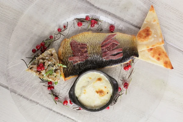 Savoureux poisson frit avec purée de pommes de terre — Photo