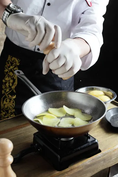 Процесс приготовления пищи на кухне — стоковое фото