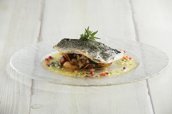 Savoureux poisson frit avec purée d'herbes — Photo