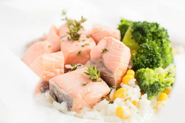 Warme zalm salade met plantaardige — Stockfoto