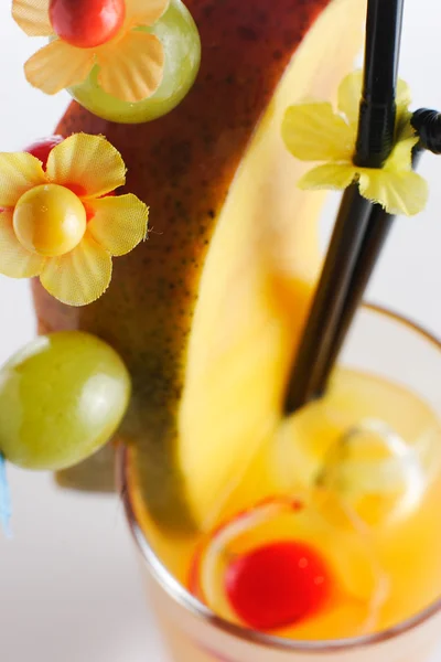 Cocktail fresco e freddo su sfondo bianco — Foto Stock