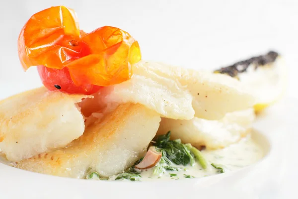 Pesce fritto con pomodoro su piatto bianco — Foto Stock