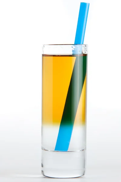 Vers en koude cocktail op witte achtergrond — Stockfoto