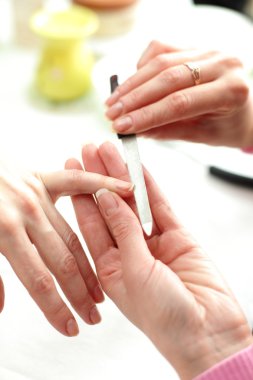 beyaz zemin üzerinde tırnak bakımı