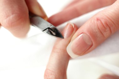 beyaz zemin üzerinde tırnak bakımı