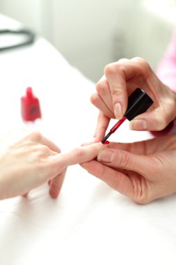 beyaz zemin üzerinde tırnak bakımı