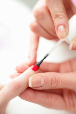 beyaz zemin üzerinde tırnak bakımı