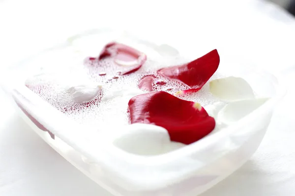 Volumen con agua cremosa para uñas — Foto de Stock