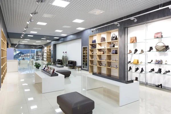 Interieur van schoenenwinkel in moderne Europese winkelcentrum — Stockfoto