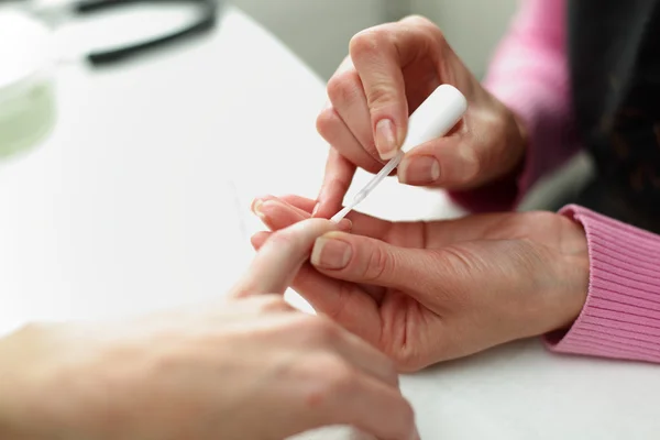 Nagelpflege auf weißem Hintergrund — Stockfoto