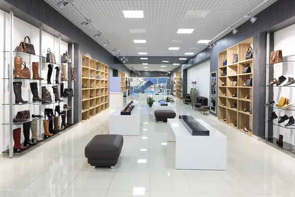 Interior de la tienda de zapatos en el centro comercial europeo moderno — Foto de Stock