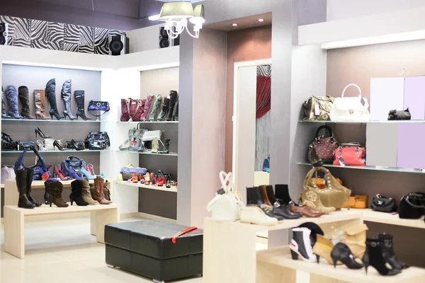 Interior de la tienda de zapatos en el centro comercial europeo moderno — Foto de Stock