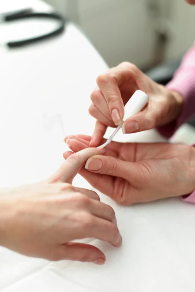 Nagelvård på vit bakgrund — Stockfoto