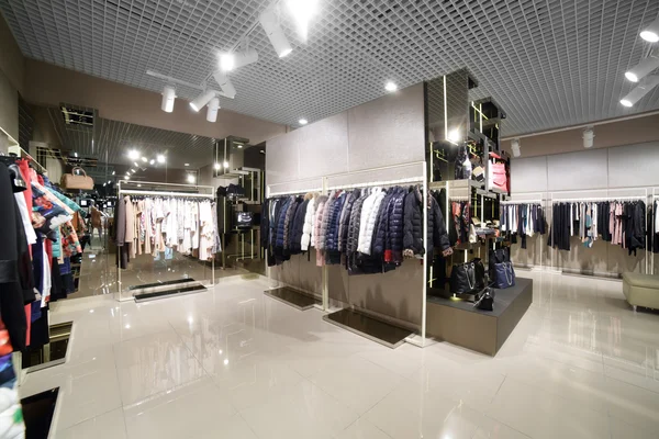 Gloednieuwe interieur van doek winkel — Stockfoto