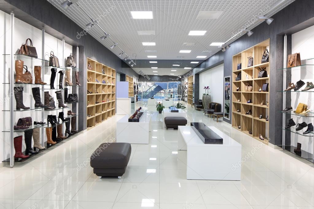 Interior de la tienda de zapatos en el centro comercial europeo
