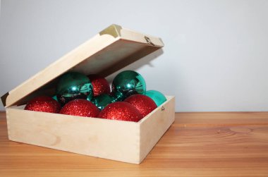 Kutuda Noel süsleri var.