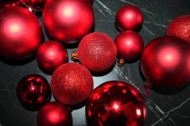 Kırmızı Noel dekorasyonu topları