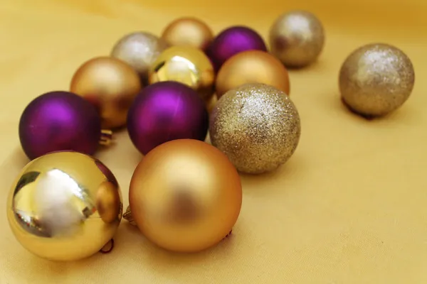 Желтые Фиолетовые Рождественские Украшения — стоковое фото