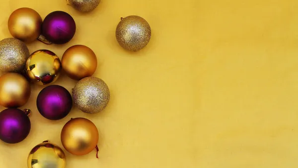 Sarı Zemin Üzerinde Noel Süsleri — Stok fotoğraf