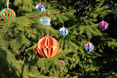 Noel oyuncakları ormanda bir Noel ağacına tutunur