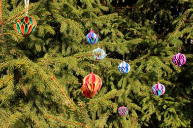 Yuvarlak el yapımı oyuncaklar Noel ağacında asılı