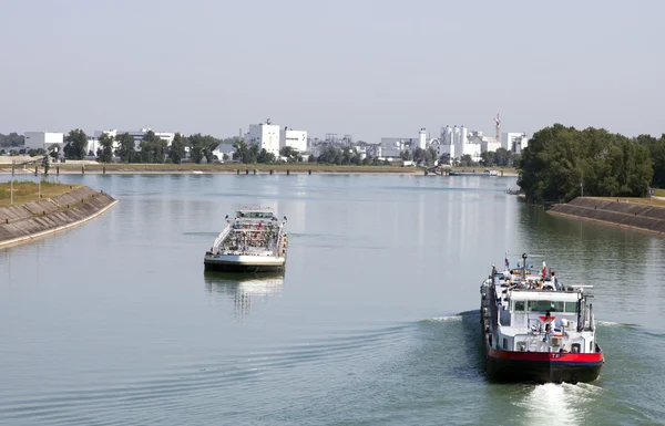 Schiffe auf dem Rhein — Stockfoto