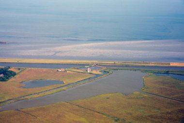 Hollanda 'da bir rüzgar değirmeninin havadan görünüşü