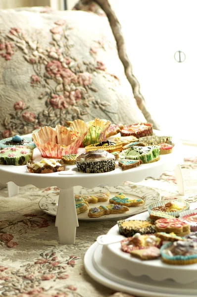 Grupo de cupcakes e biscoitos — Fotografia de Stock